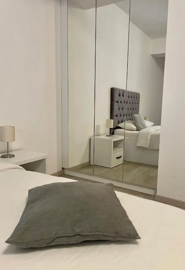 Studio Confort 4 Бухарест 0*,